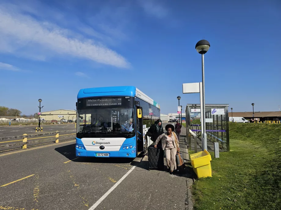 Parada de autobús frente a la terminal (dirección Inverness y Nairn)