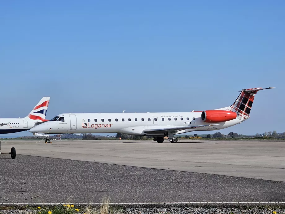 Embraer 145 en el aeropuerto de Inverness