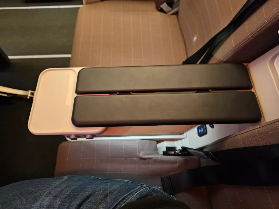 Reposabrazos y espacio de almacenamiento