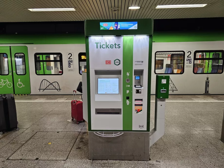 Máquina expendedora de billetes en el andén