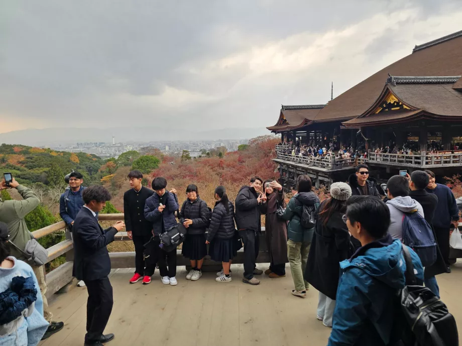 Kiyomizu-dera, una perspectiva con multitud de gente