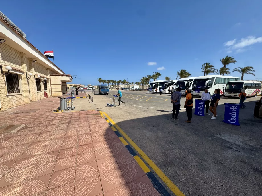 Delegados y autobuses a la salida de la terminal