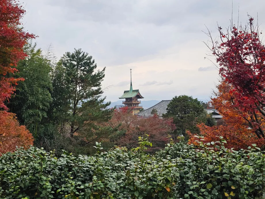 Vista desde el jardín del templo Kodai-ji