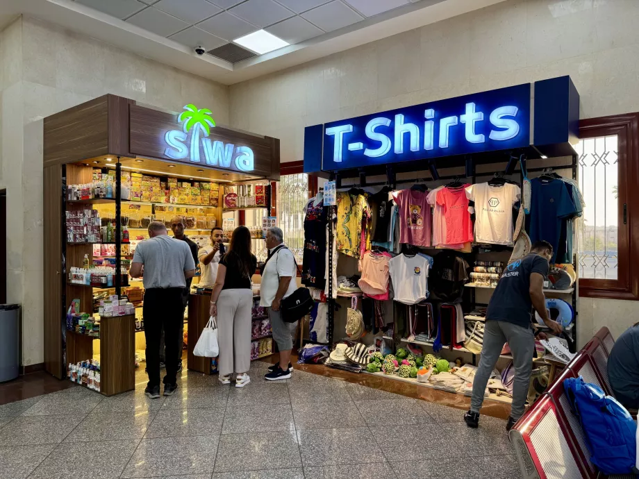 Tiendas en el vestíbulo de salidas