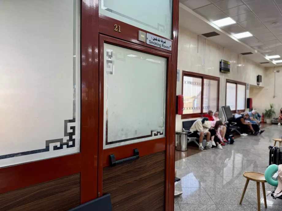 Sala de fumadores en el vestíbulo de salidas