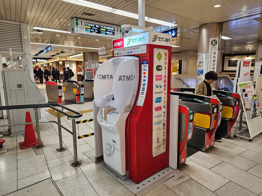 Cajero automático en la estación de metro