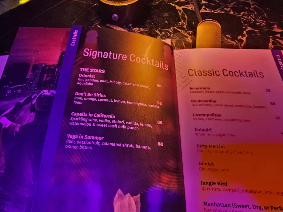 Cócteles exclusivos en el bar del hotel