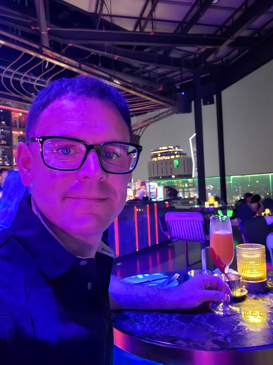 Yo en el bar del hotel