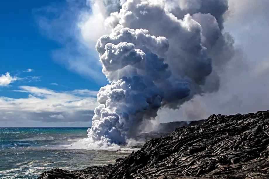 Lava entrando en el mar