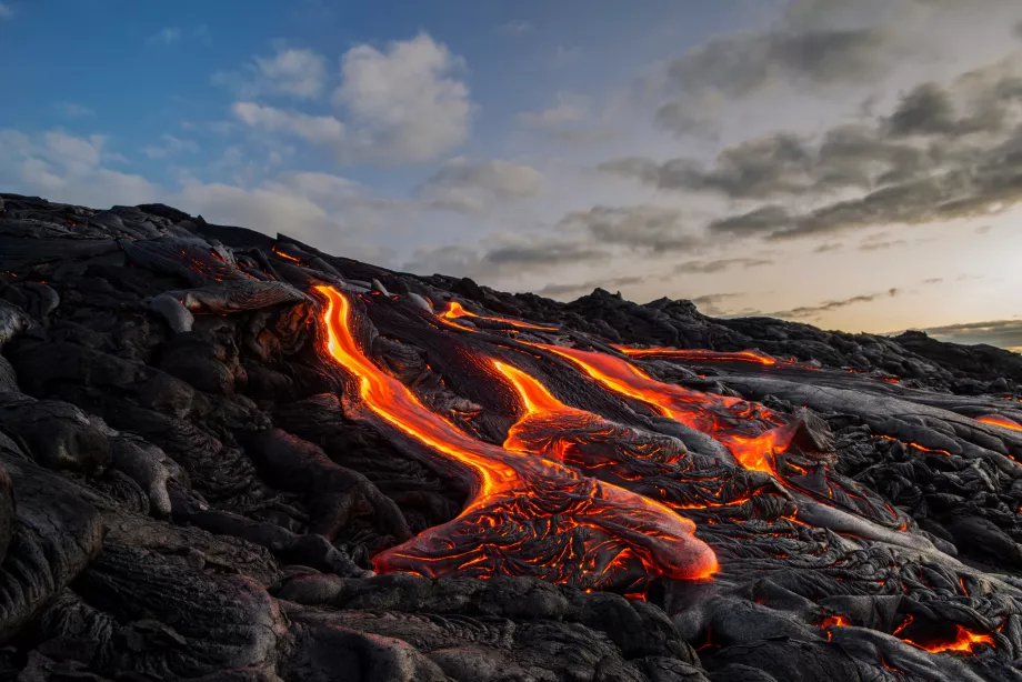 Lava que fluye junto a la carretera