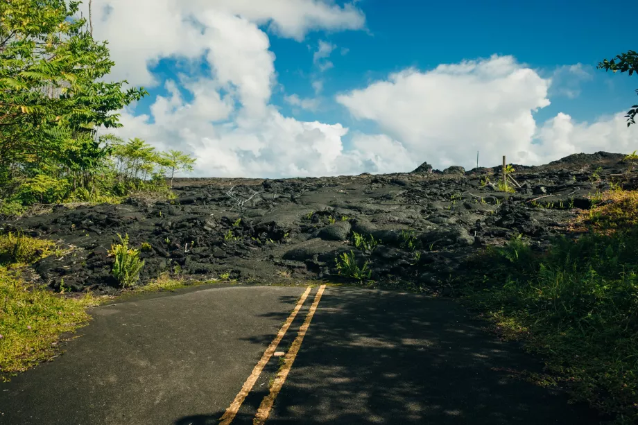 Lava a través de la carretera