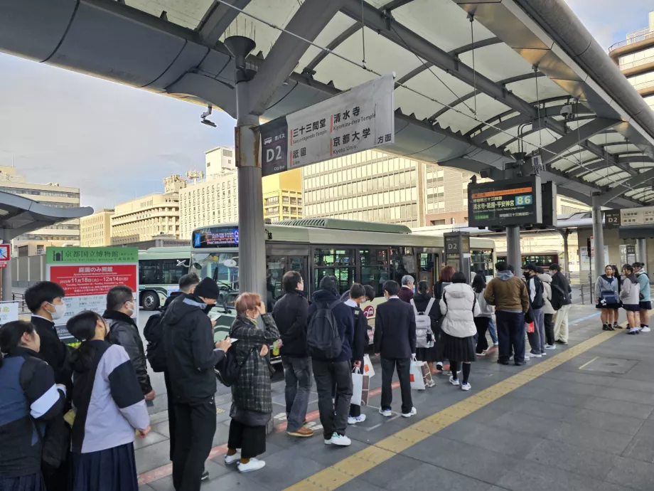Cola para el autobús urbano