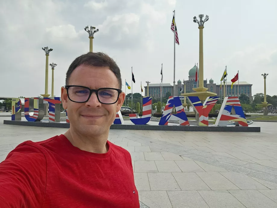 Yo en el cartel de Putrajaya