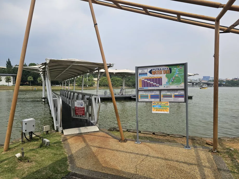 Muelle de taxis acuáticos en el jardín botánico