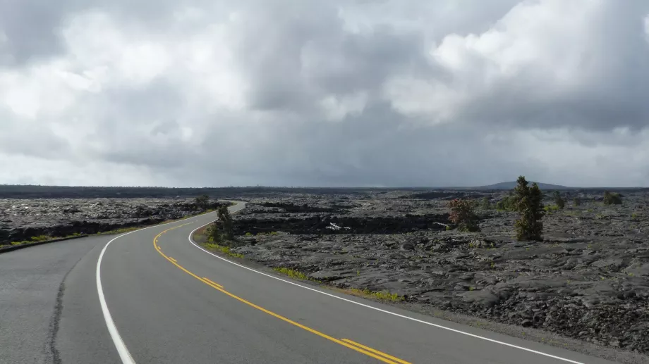 Carretera a través de campos de lava