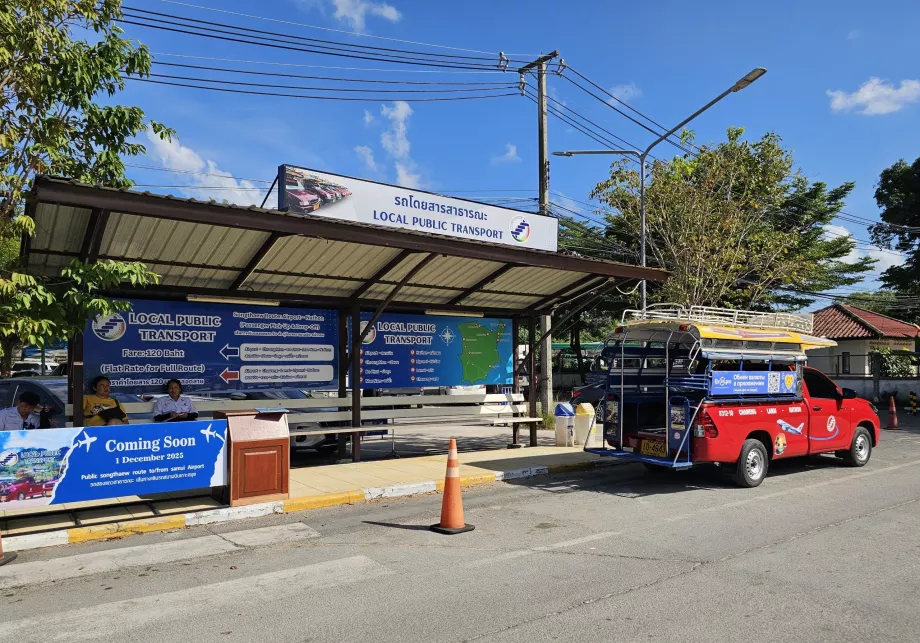 Transporte público, parada de songthawe frente a la terminal de llegadas