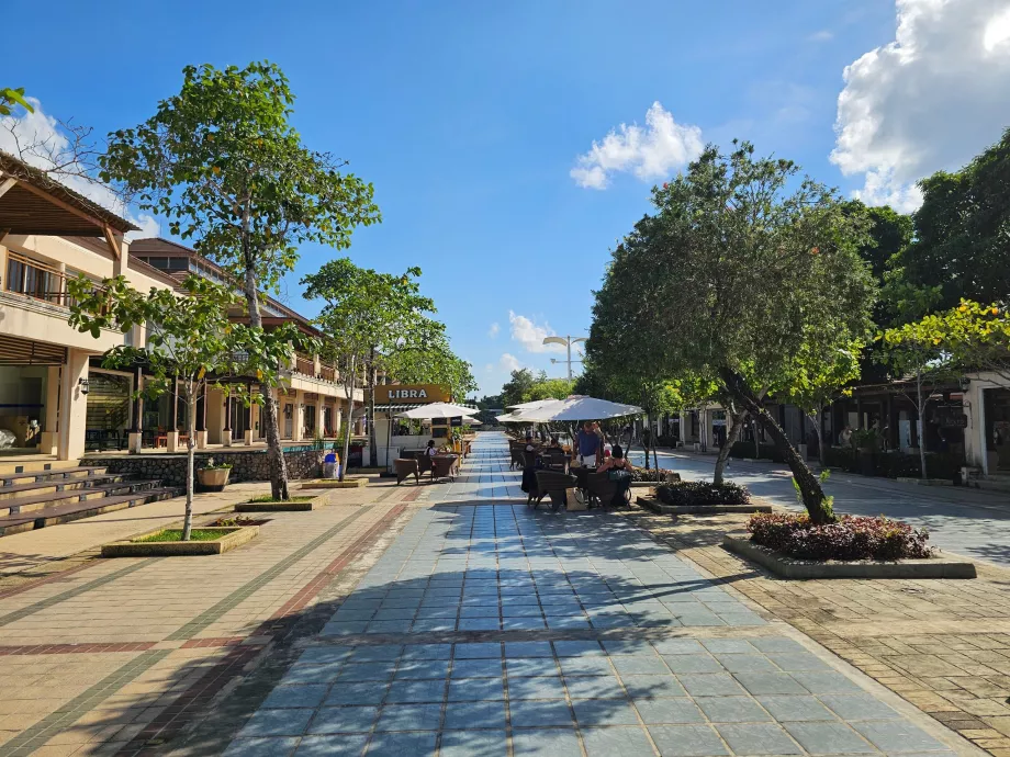Calle comercial entre el vestíbulo de salidas y el de llegadas, parte pública