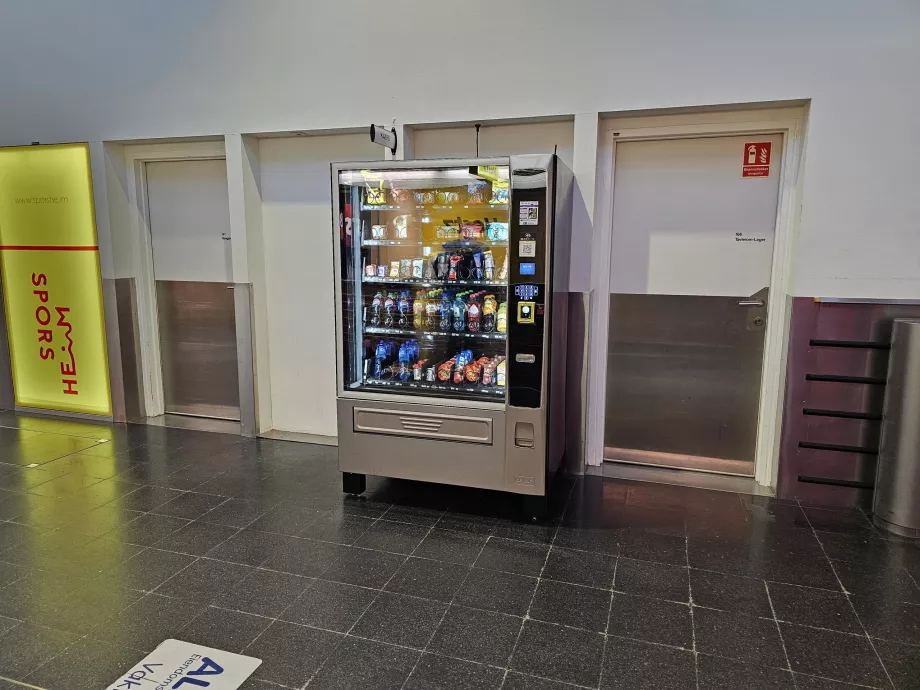 Máquina expendedora en el vestíbulo de llegadas
