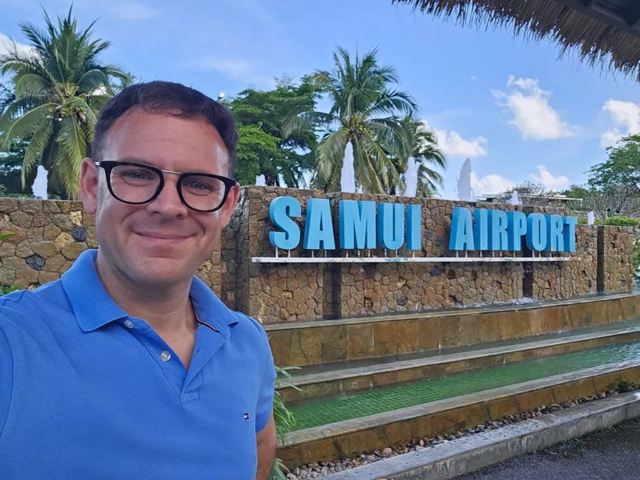Yo frente al aeropuerto de Koh Samui
