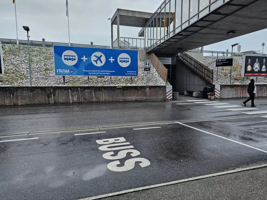 Parada de autobús desde la ciudad (dirección Kristiansund y más)