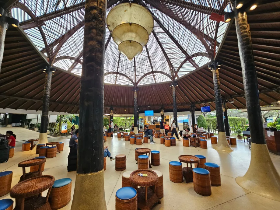 Zona de la puerta de embarque en la sección internacional