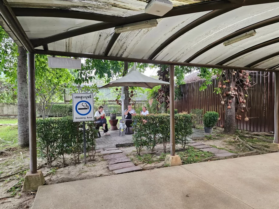 Rincón para fumadores, zona de tránsito, sección internacional