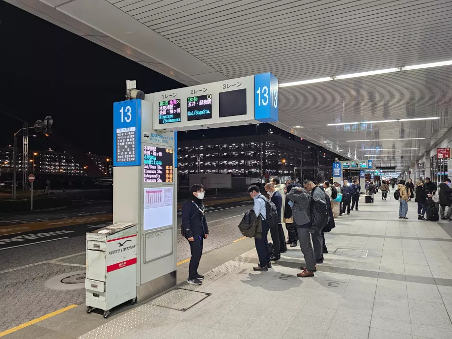 Paradas de autobús frente a la Terminal 1
