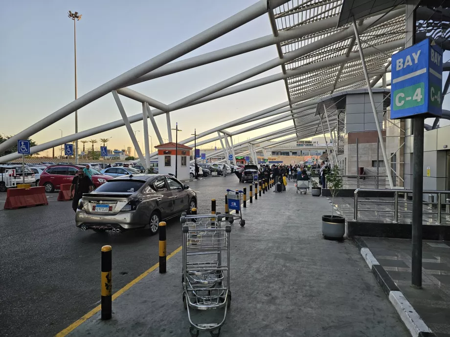 Punto de recogida Uber frente a las Terminales 2 y 3