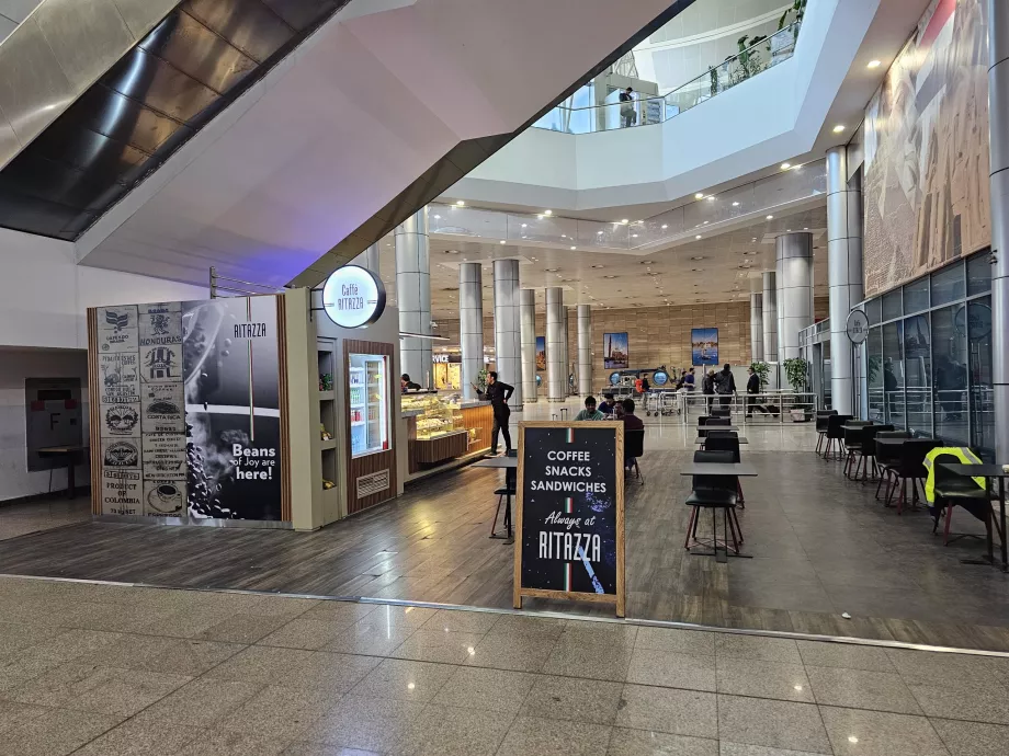 Cafetería en la zona pública de la Terminal 3, Llegadas