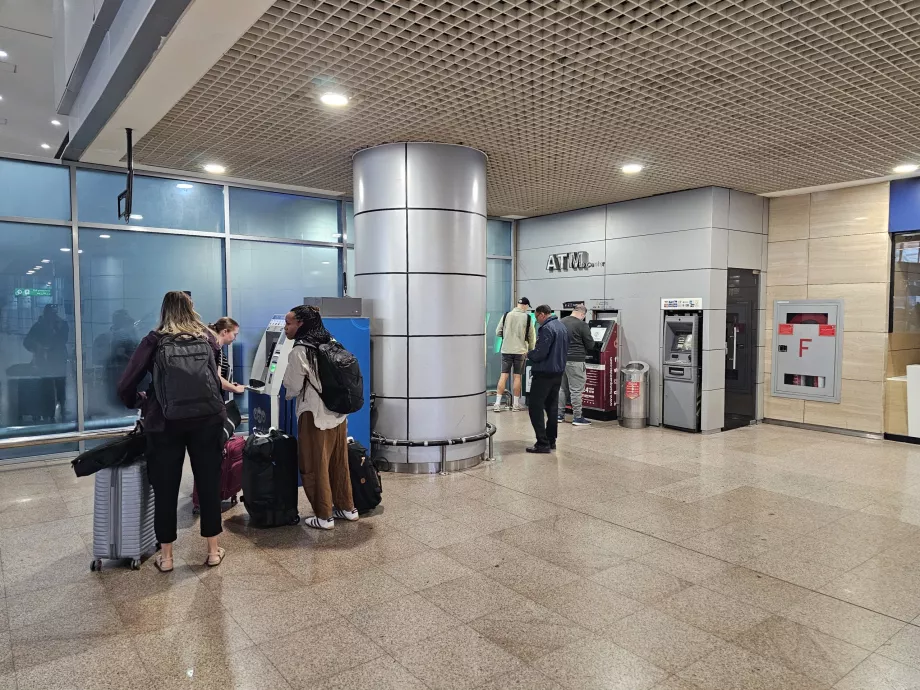 Cajeros automáticos en la zona pública de la Terminal 3, Llegadas