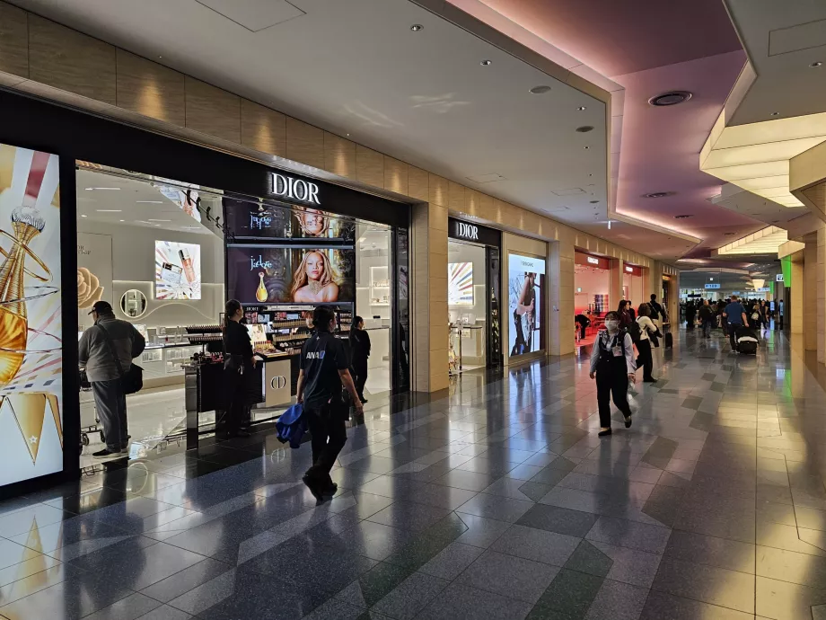 Tiendas en la zona de tránsito de la Terminal 3