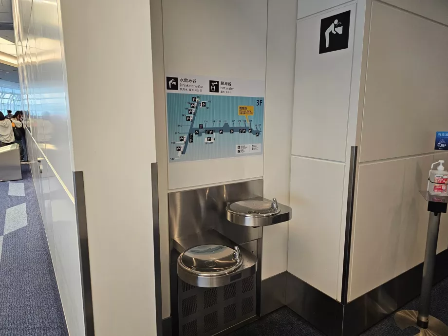 Agua potable en la zona de tránsito