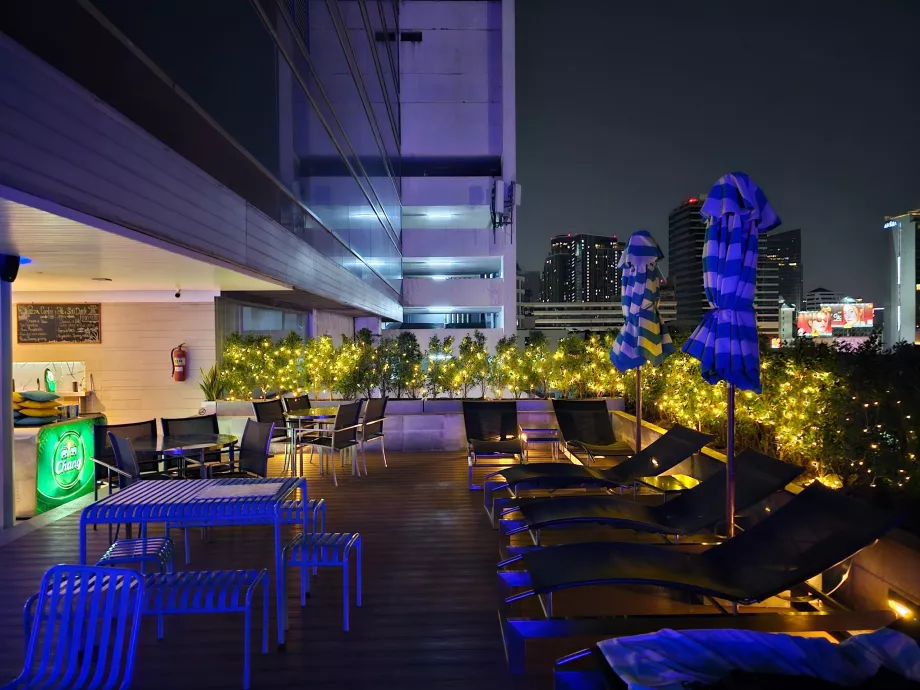 Terraza de la piscina a oscuras