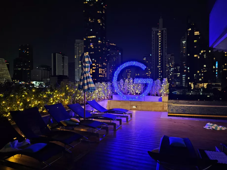 Terraza de la piscina a oscuras