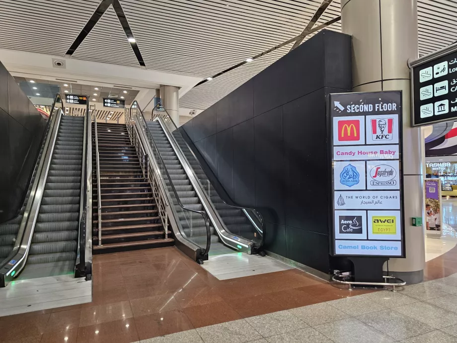 Patio de comidas, sección de tránsito, Terminal 2