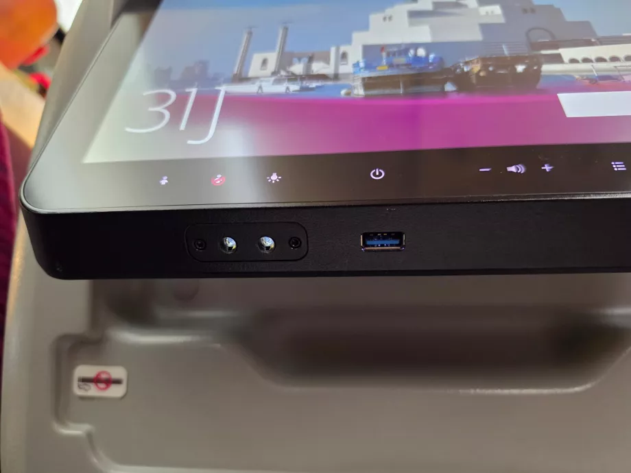 Puerto USB en la pantalla del sistema de entretenimiento a bordo (IFE)
