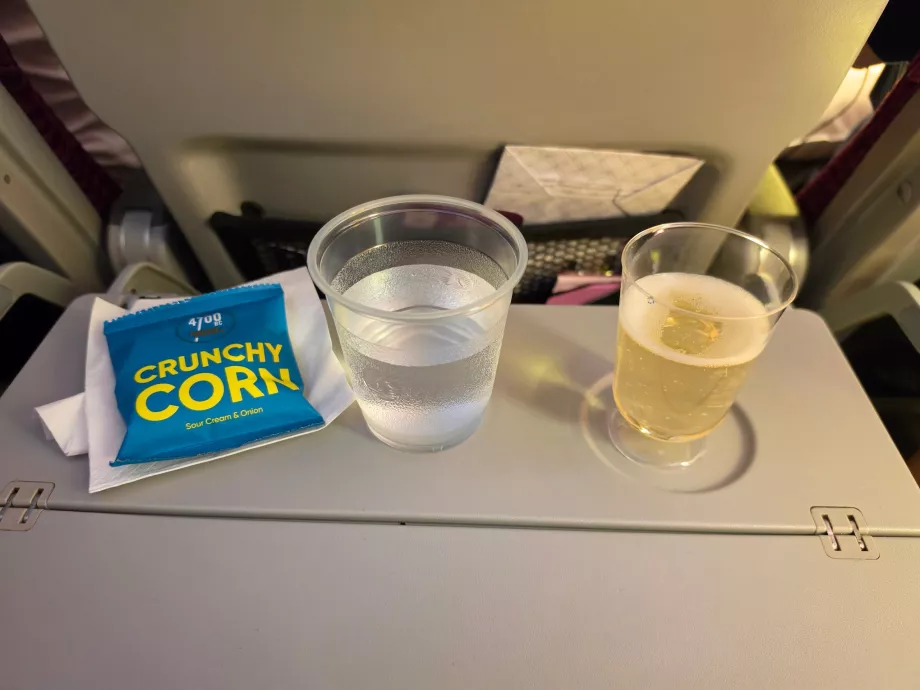 Primeros aperitivos: maíz dulce, agua y vino espumoso