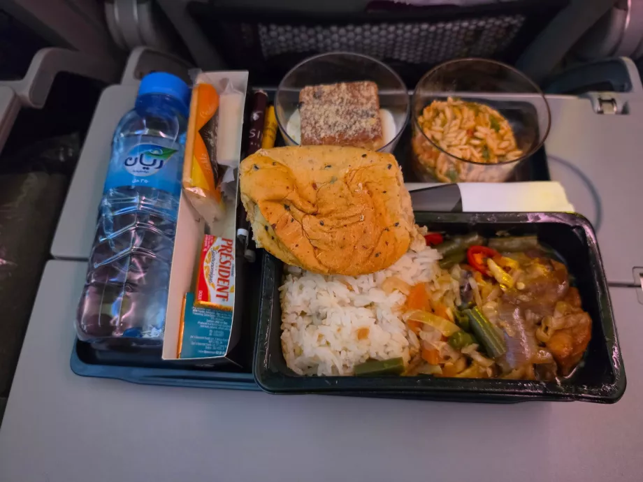 Cena en el vuelo PRG-DOH