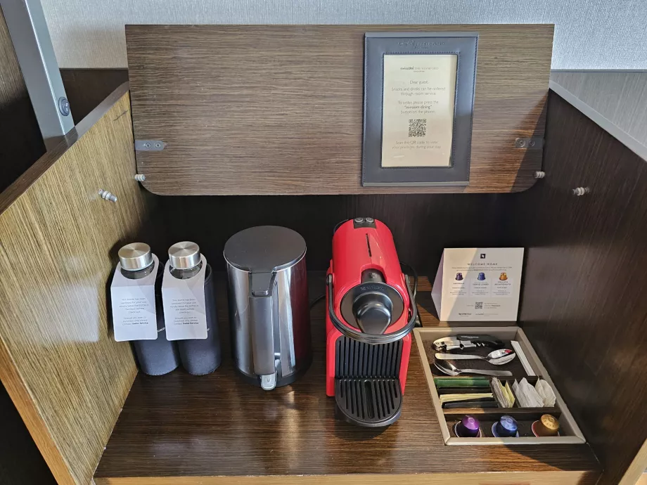 Cafetera y agua gratuitas