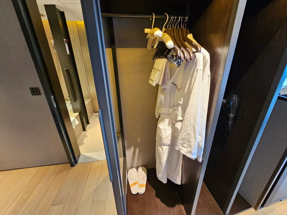 Albornoz, zapatillas y secador de pelo