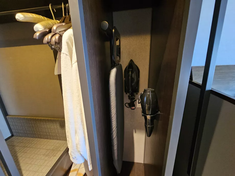 Tabla de planchar y secador de pelo