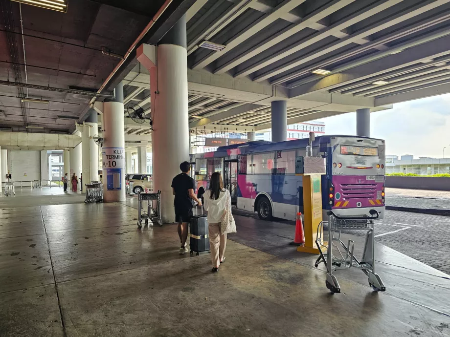 Parada del autobús lanzadera en la Terminal 2