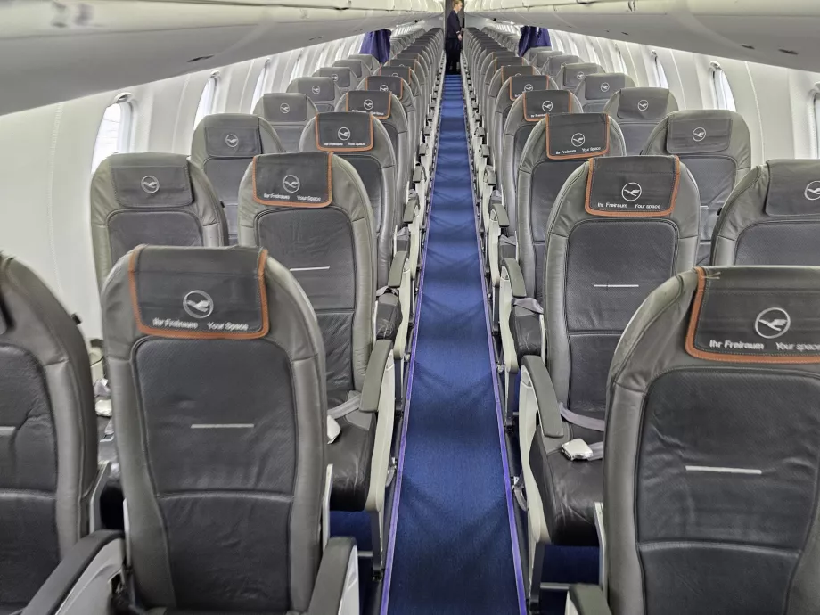 Cabina de clase preferente, cabina de clase turista al fondo