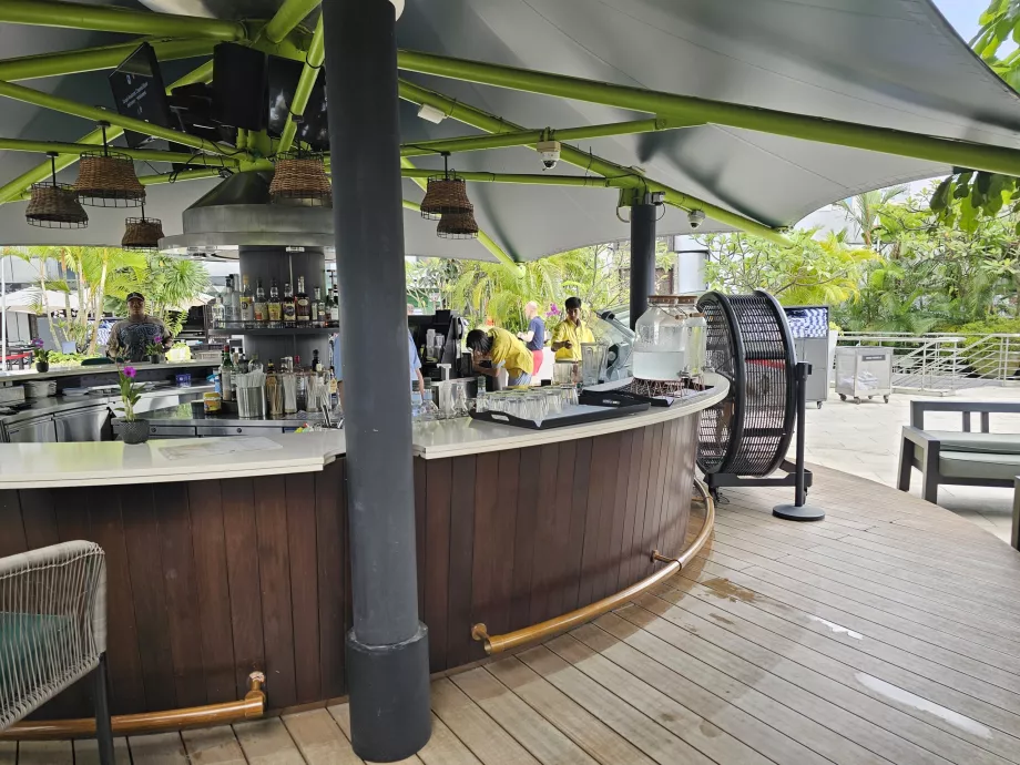 Bar junto a la piscina