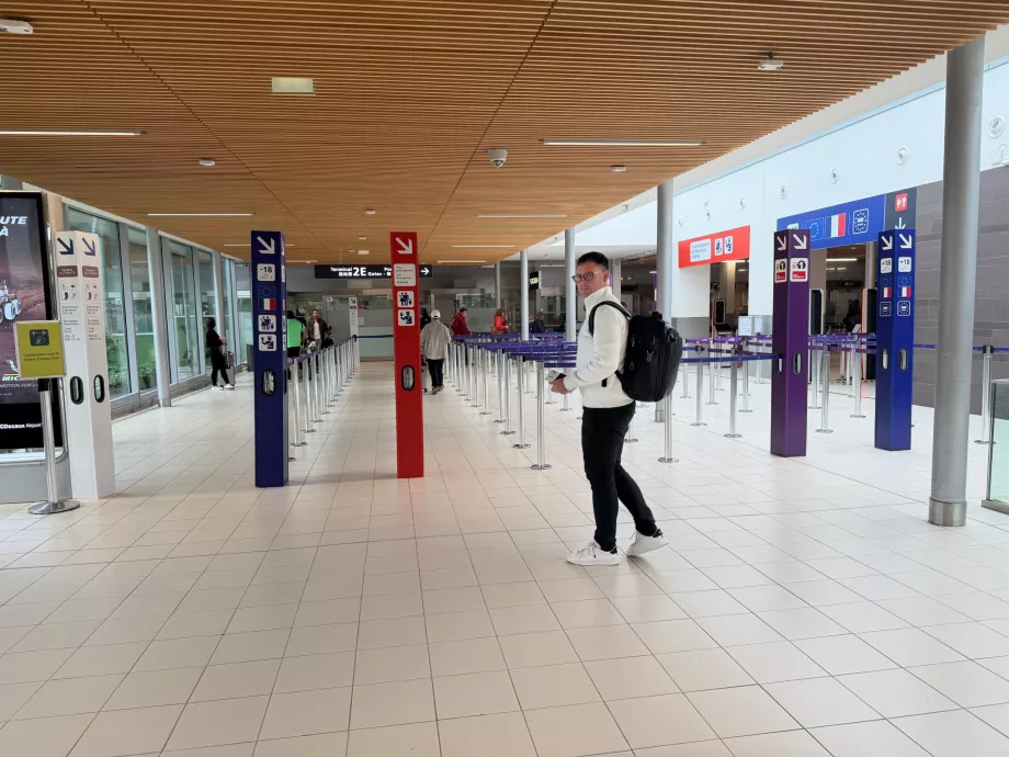 Cola prioritaria para el control de pasaportes (en el extremo derecho)