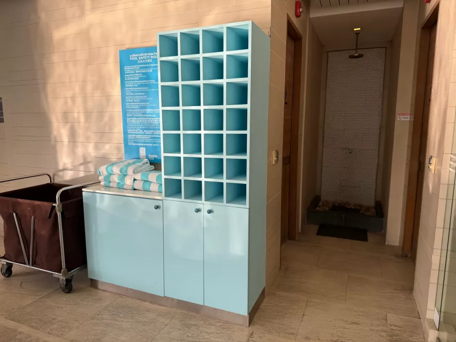 Toallas junto a la piscina