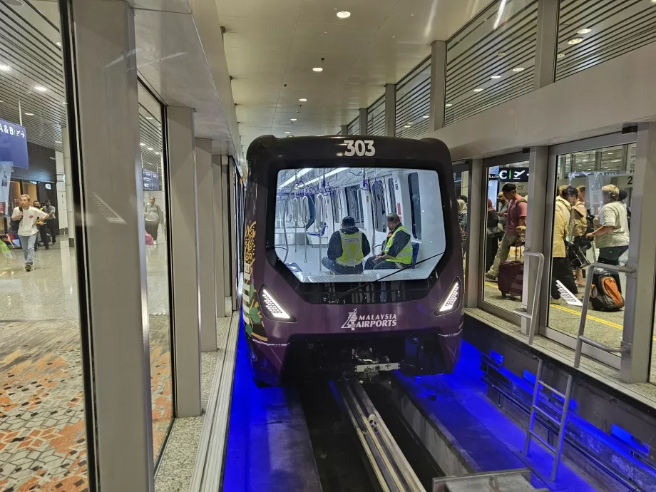Tren automático a las puertas C1-C37