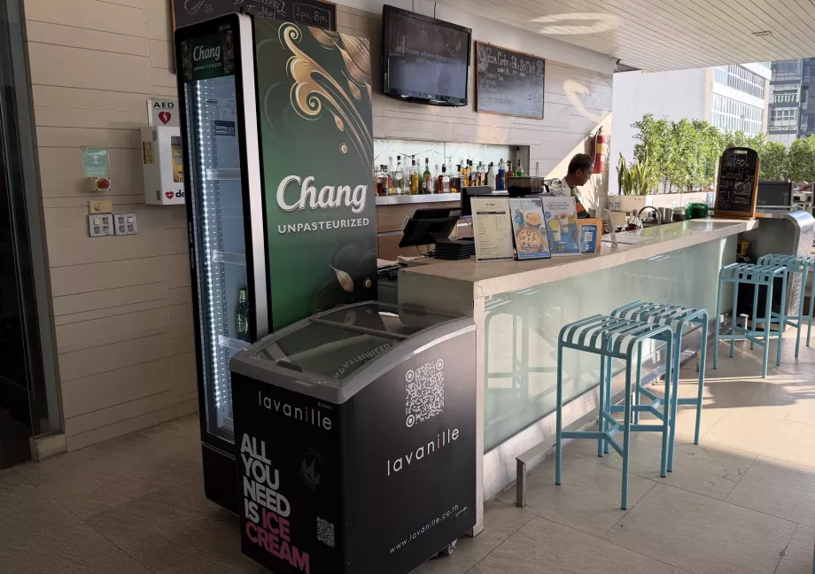 Bar junto a la piscina