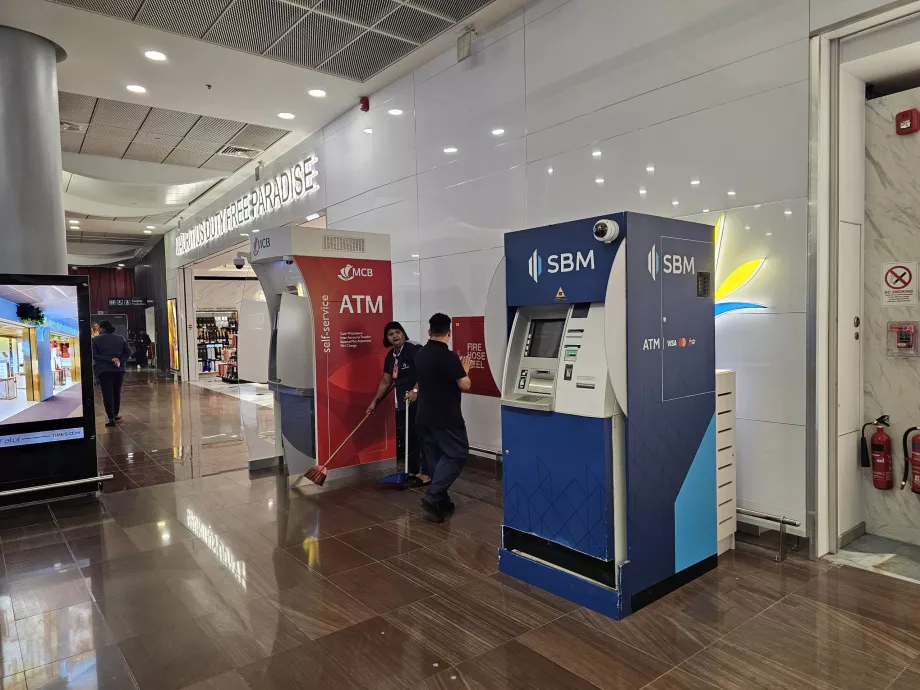 Cajeros automáticos en el vestíbulo de llegadas