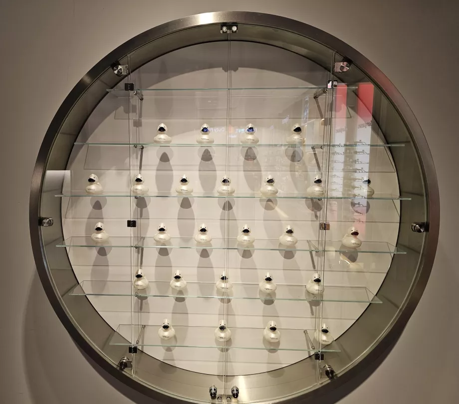 Escaparate con patos coleccionables